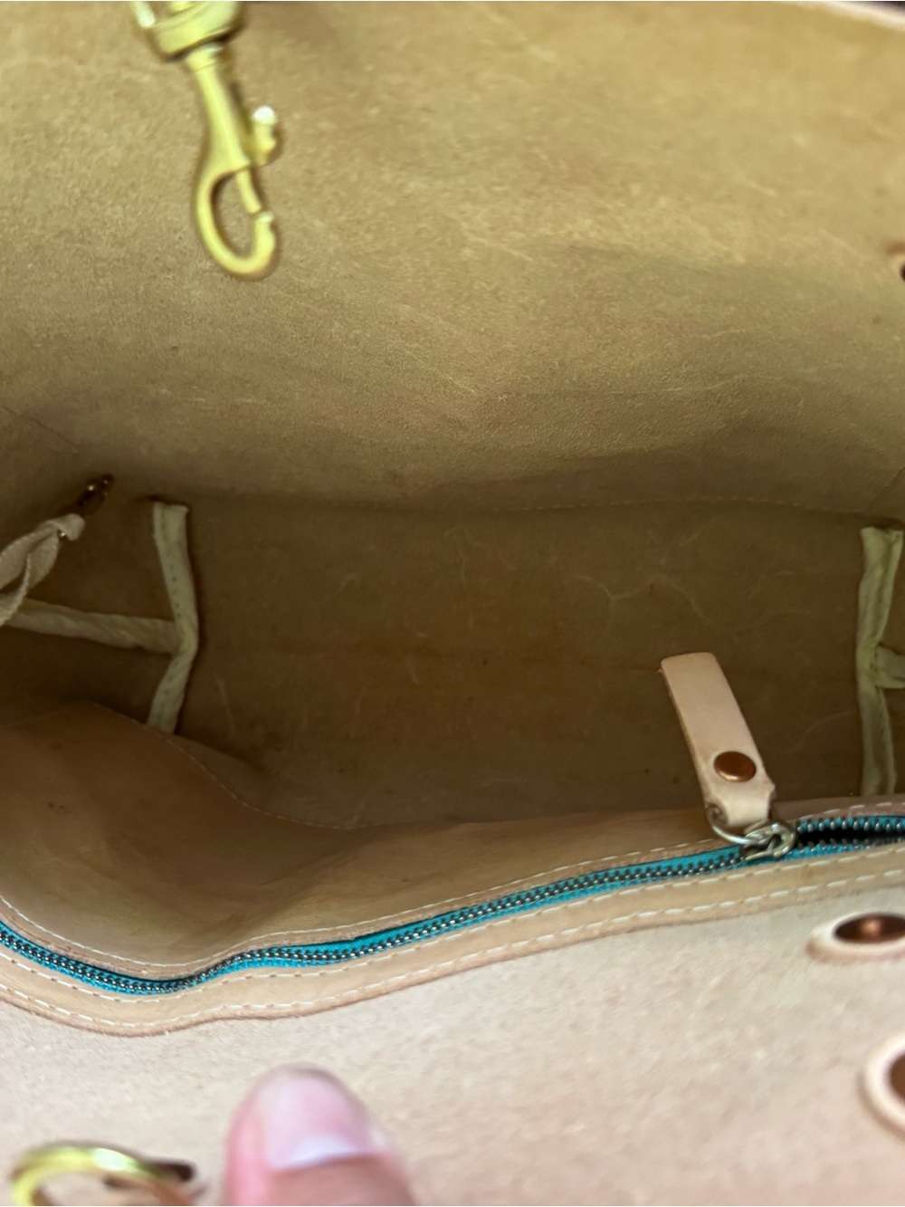Meanwhile Back On The Farm Virginia Leather Small Tote - Picture 11 of 12
